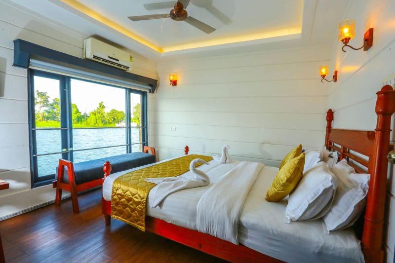 Private Couples Houseboat Bedroom